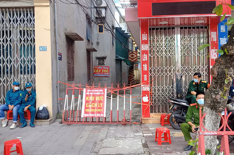 Phong tỏa tạm thời ngõ 417, tổ 14, 15 phố Lý Bôn, phường Kỳ Bá (TP Thái Bình), nơi có sinh viên vừa phát hiện dương tính với SARS-CoV-2.