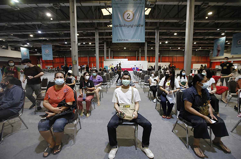 Người dân tại một điểm tiêm vaccine được thiết lập ở Trung tâm thương mại Central Ladprao, Bangkok. (Ảnh: Bưu điện Bangkok)