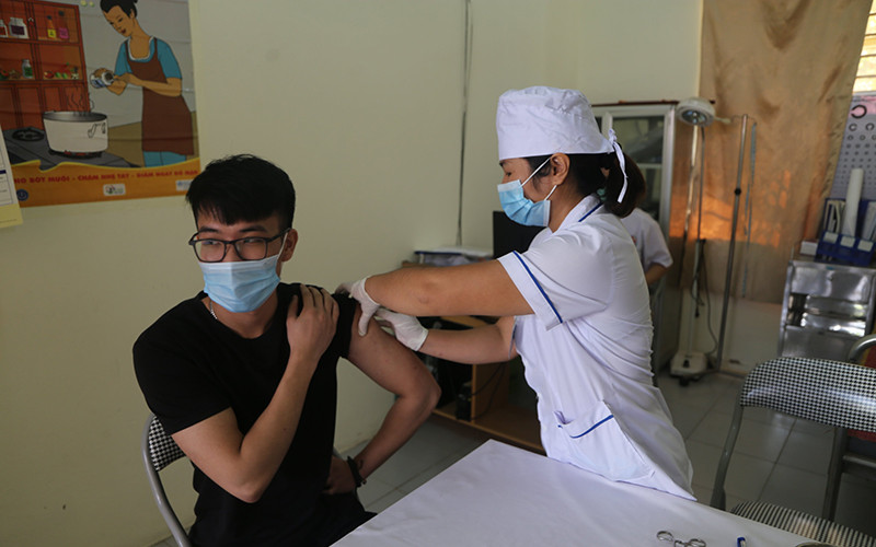 Tiêm vaccine phòng Covid-19 cho người dân tại Trạm Y tế phường Phùng Chí Kiên, TP Bắc Kạn. 