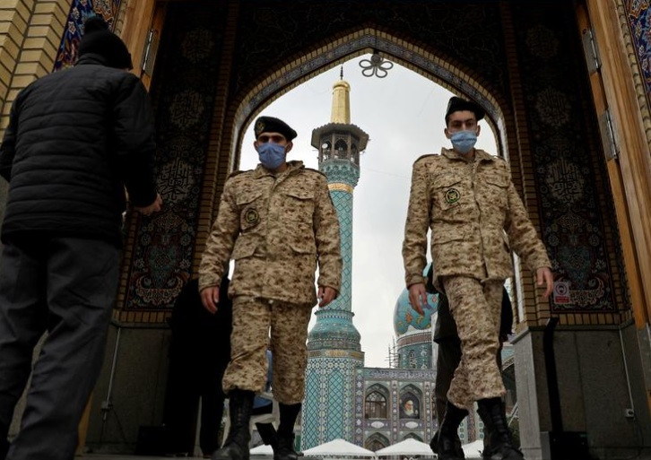 Ngày 5-12-2020, các binh sĩ Iran rời đền Imamzadeh Saleh sau khi Tehran mở cửa trở lại sau hai tuần đóng cửa do bùng phát dịch Covid-19. Ảnh: Reuters.