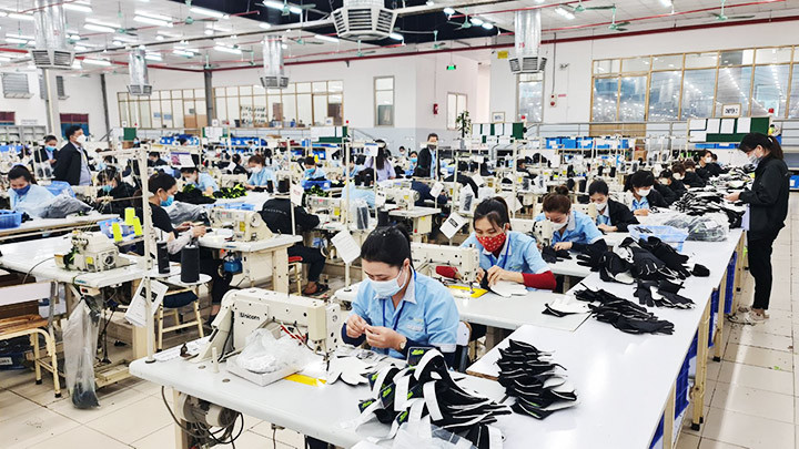 Công nhân trong một dây chuyền sản xuất.