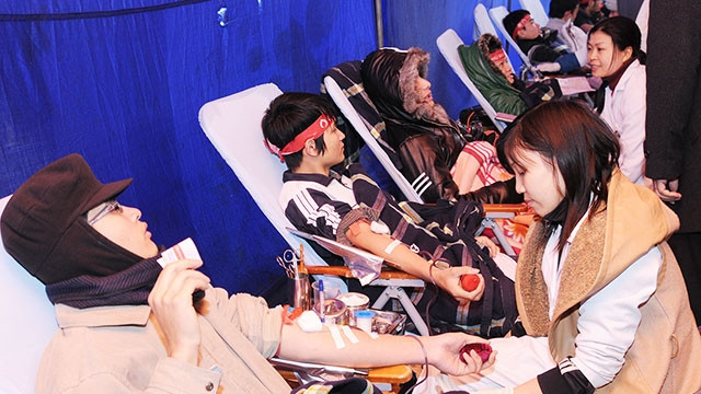 Các ngày hội hiến máu phần nào khắc phục tình trạng khan hiếm máu.