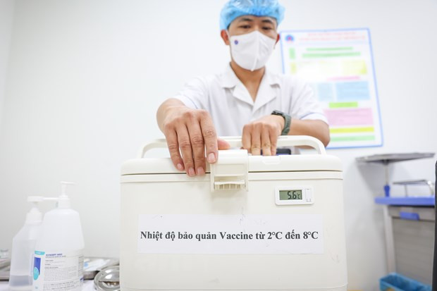 Hộp lạnh sẽ bảo quản vaccine ở nhiệt độ 2-8°C có kèm theo thiết bị theo dõi nhiệt độ. Ảnh: Vietnam+