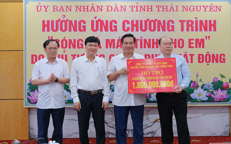 Các doanh nghiệp, doanh nhân ủng hộ Chương trình “Sóng và máy tính cho em” của tỉnh Thái Nguyên 8,3 tỷ đồng.