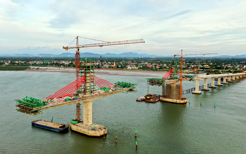 Cầu Cửa Hội (Nghệ An-Hà Tĩnh), dự án được đầu tư từ nguồn vốn đầu tư công đang được giải ngân để các đơn vị thi công đẩy nhanh tiến độ hoàn thành công trình theo đúng kế hoạch. Ảnh: Phạm Biên.