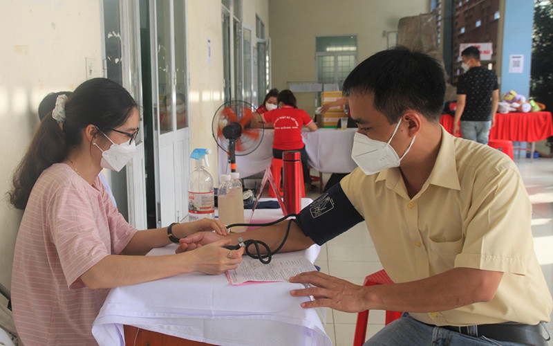 Anh Trần Thanh Vũ được khám sàng lọc trước khi hiến máu tình nguyện.