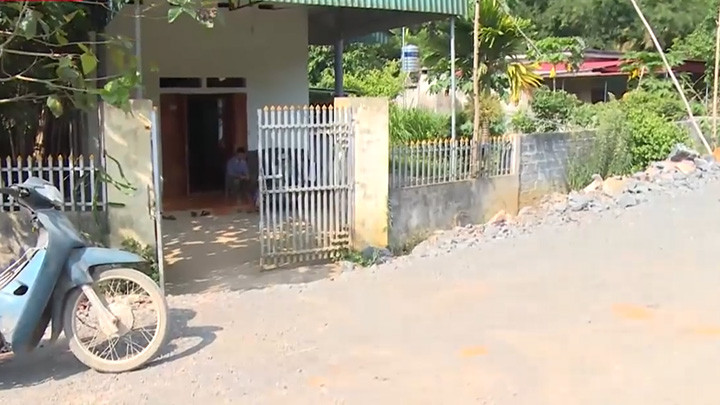 Mặt đường quá cao so nền nhà gây mất an toàn trong mùa mưa.