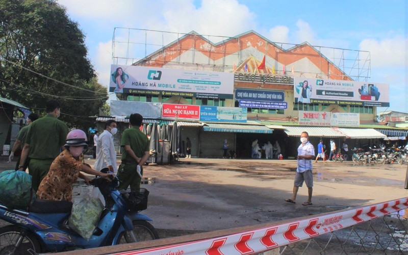 Lực lượng chức năng phong tỏa tạm thời chợ Hóa An, thành phố Biên Hòa.