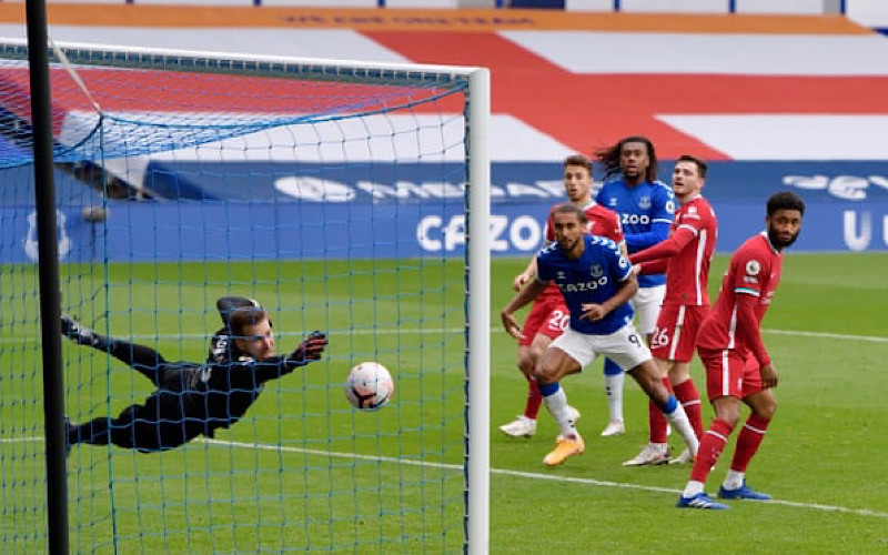 Thủ môn Adrian không thể ngăn bàn thua thứ hai của Liverpool.