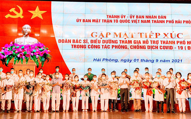 Lãnh đạo thành phố Hải Phòng gặp mặt, tặng hoa đại diện các y bác sĩ trong Đoàn công tác.