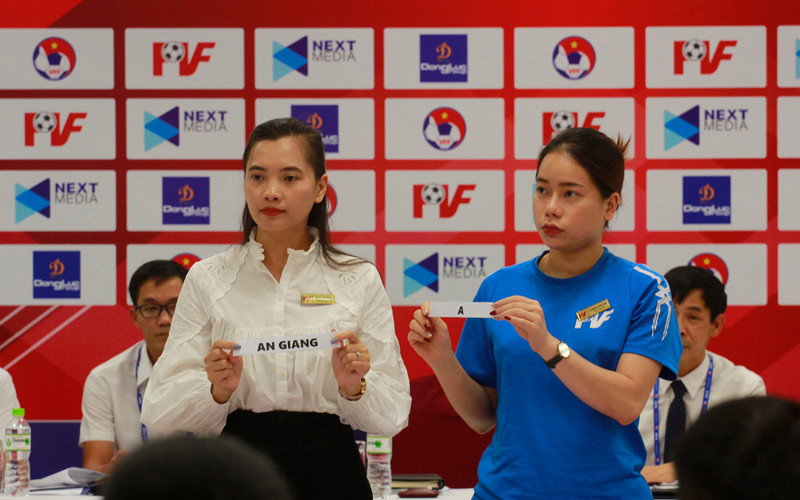 Bốc thăm chia bảng tám đội tham dự