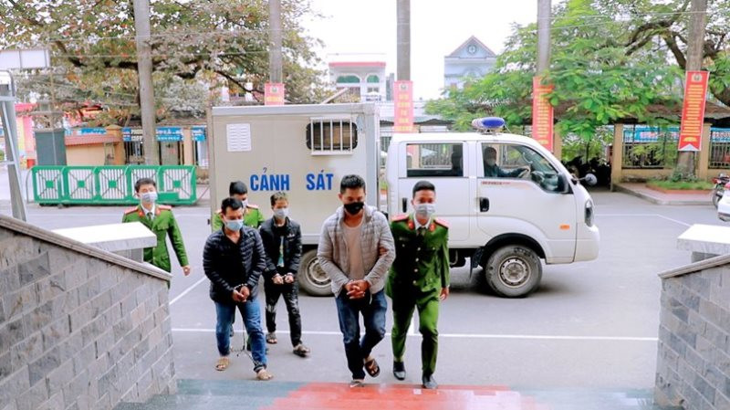 Các đối tượng được đưa về Công an thị xã Đông Triều để phục vụ điều tra.
