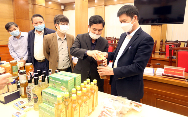Các thành viên Hội đồng xem xét đánh giá, phân hạng sản phẩm OCOP cấp tỉnh. (Ảnh: Bích Phượng)