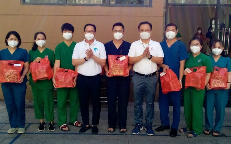 Lãnh đạo Công ty Cổ phần Pacific Foods tặng quà các y, bác sĩ tại Bệnh viện dã chiến số 6, phường An Khánh, TP Thủ Đức, TP Hồ Chí Minh.