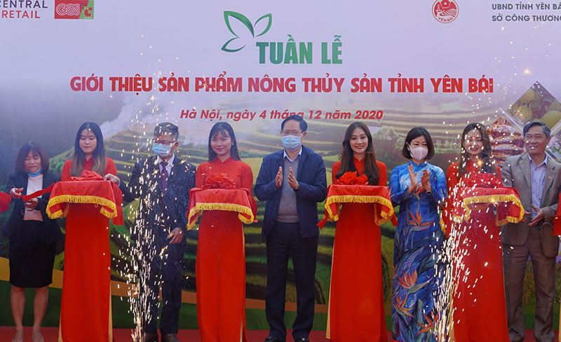 Nghi thức khai mạc Tuần hàng Yên Bái tại Big C Thăng Long. Ảnh: QUANG HƯNG