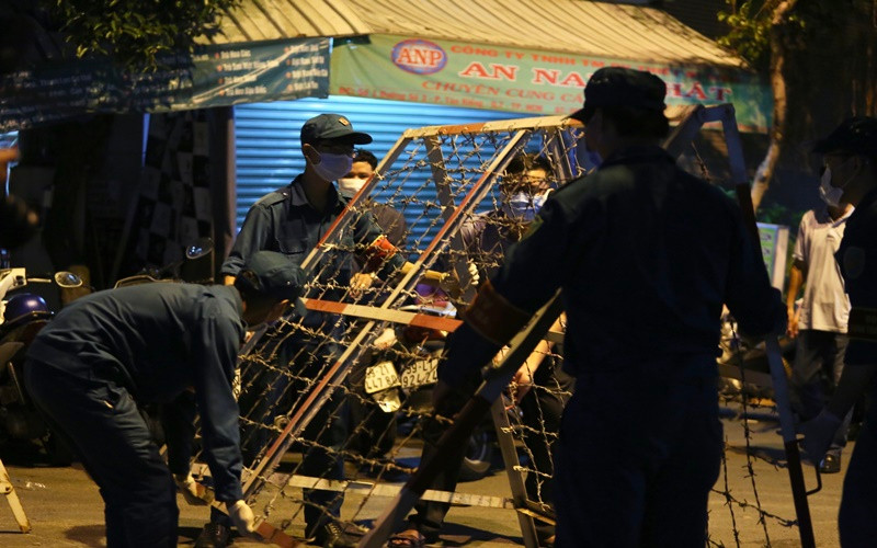 Lực lượng chức năng phong tỏa khu vực có ca nghi mắc Covid-19 ở quận 7.