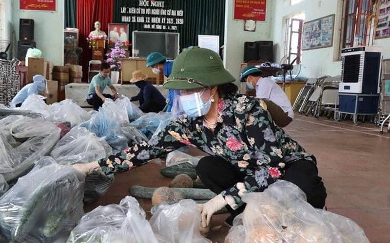 Nhu yếu phẩm được cung cấp bởi chính quyền và các tổ chức thiện nguyện.