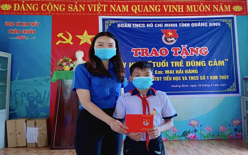 Trao huy hiệu “Tuổi trẻ dũng cảm” cho em Mai Hải Đăng.