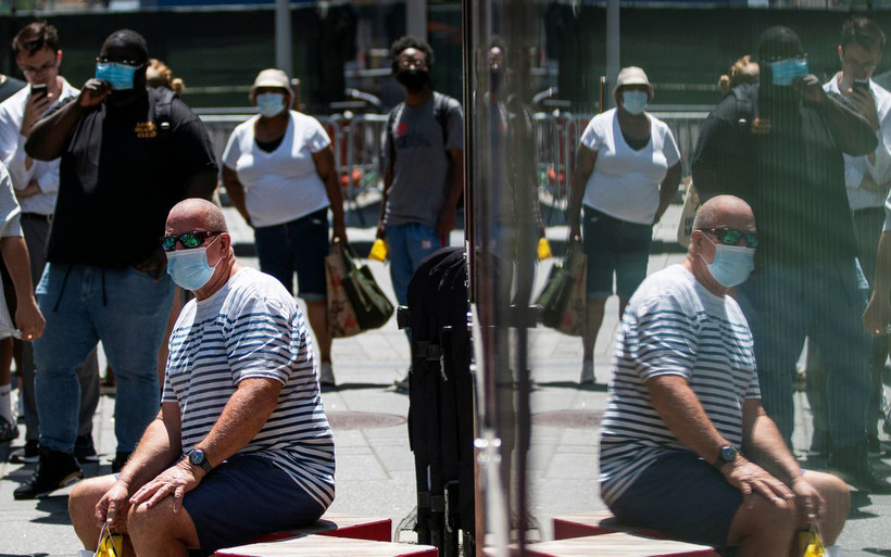 Ảnh minh họa: Người dân đeo khẩu trang phòng dịch ở Thành phố New York, Hoa Kỳ, ngày 30/7/2021. (Nguồn: Reuters)