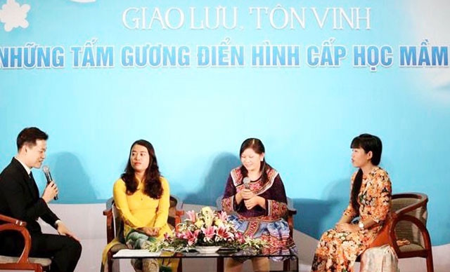 Các cô giáo mầm non chia sẻ về nghề trong buổi giao lưu, tôn vinh những tấm gương điển hình cấp học mầm non.