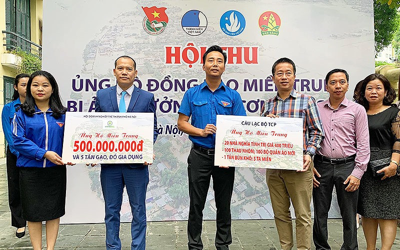 Đại diện Thành đoàn Hà Nội tiếp nhận nguồn lực hỗ trợ từ các cơ quan, đơn vị tại Hội thu.