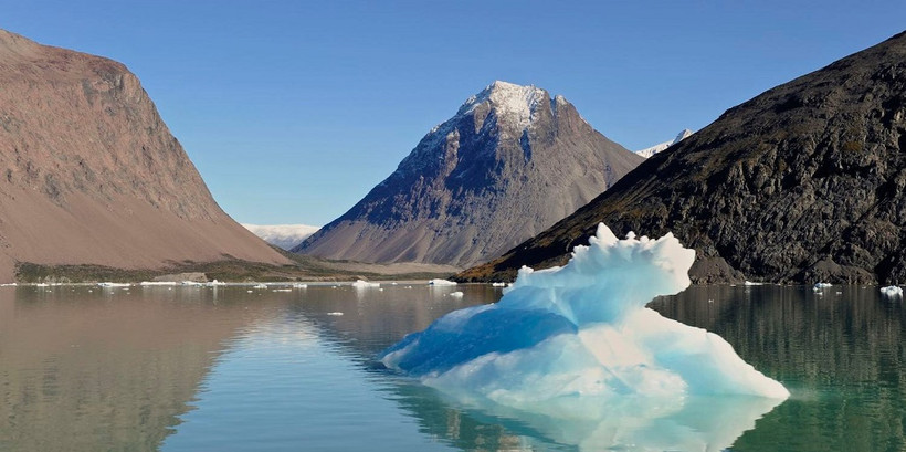 Tảng băng nhỏ còn sót lại trong vịnh băng hẹp trong hẻm núi ở Southern Greenland. Ảnh: Getty Images.
