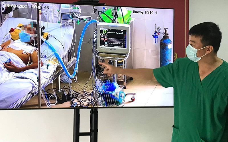 BS Trần Thanh Linh vui mừng thông báo sáng 8-6 có một bệnh nhân đã cai ECMO.