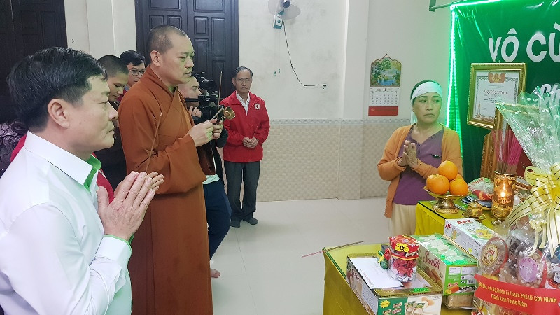 Đoàn công tác của Công đoàn CTCP nhựa Thiếu niên Tiền phong thắp hương cho liệt sĩ Lê Thế Linh tại Đông Hà.