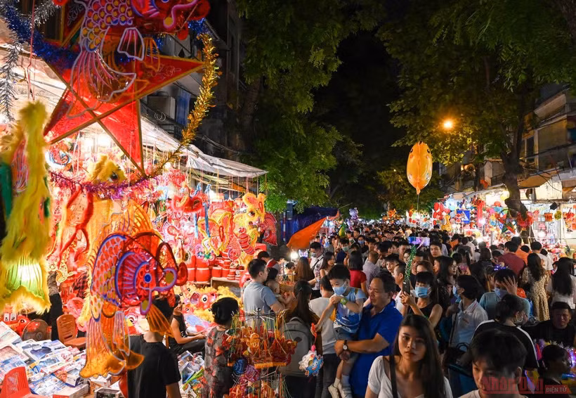 Hai ngày cuối tuần, chợ Trung thu truyền thống tại Hàng Mã, Hàng Lược... đông nghịt người dân và du khách.