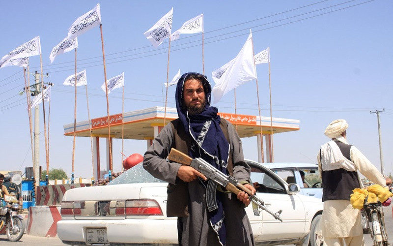Tay súng Taliban tại thành phố Ghazni, Afghanistan, ngày 14/8. (Ảnh: Reuters)