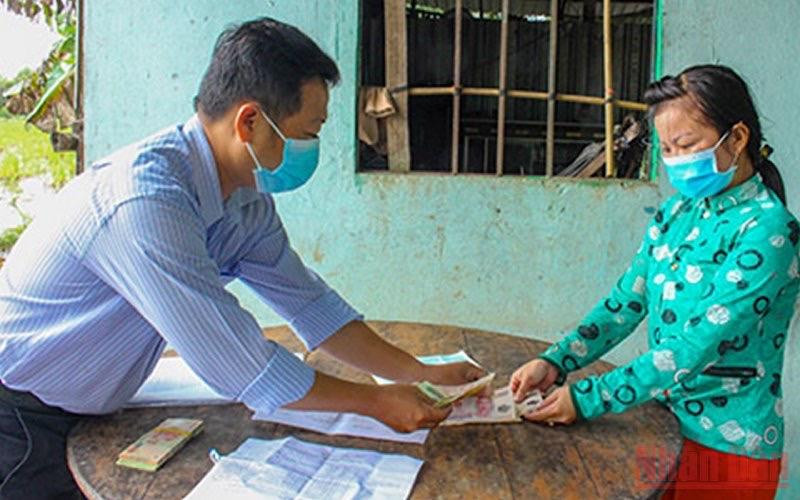 Hỗ trợ cho lao động tự do ở TP Vị Thanh, Hậu GIang (Ảnh: Phùng Dũng).