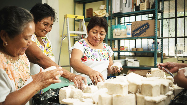 Sản phẩm từ mật ong truyền thống được người tiêu dùng ưa chuộng. Ảnh: GOLDMAN