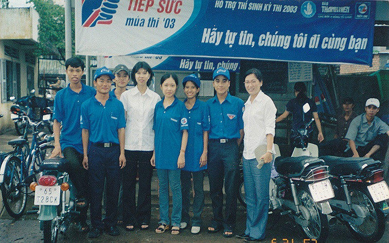 Các tình nguyện viên “Tiếp sức mùa thi” thời điểm mùa hè năm 2003. 