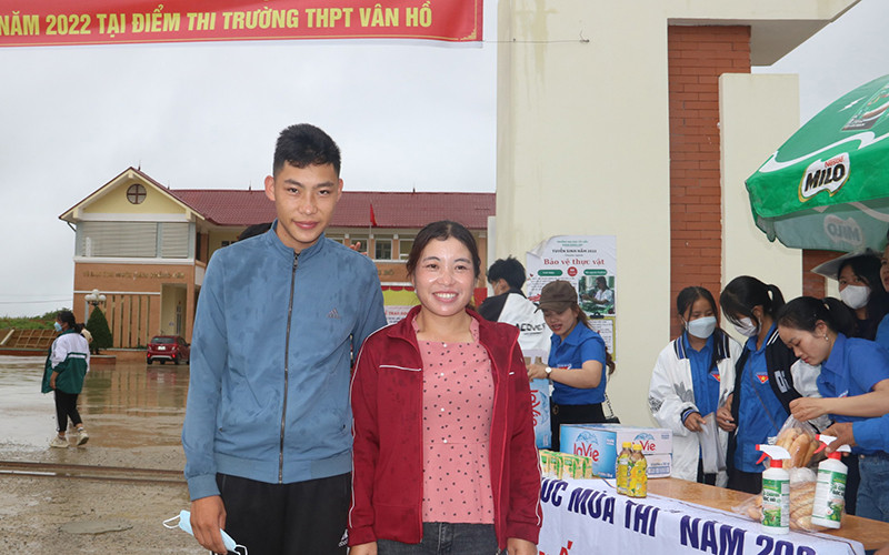 Hai mẹ con chị Tráng Thị Dụ sau khi hoàn thành môn thi Ngữ văn.