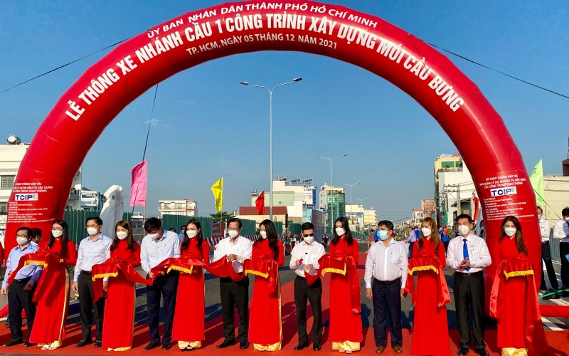 Tổ chức thông xe nhánh 1 cầu Bưng (nối quận Bình Tân và Tân Phú) sáng 5/12.