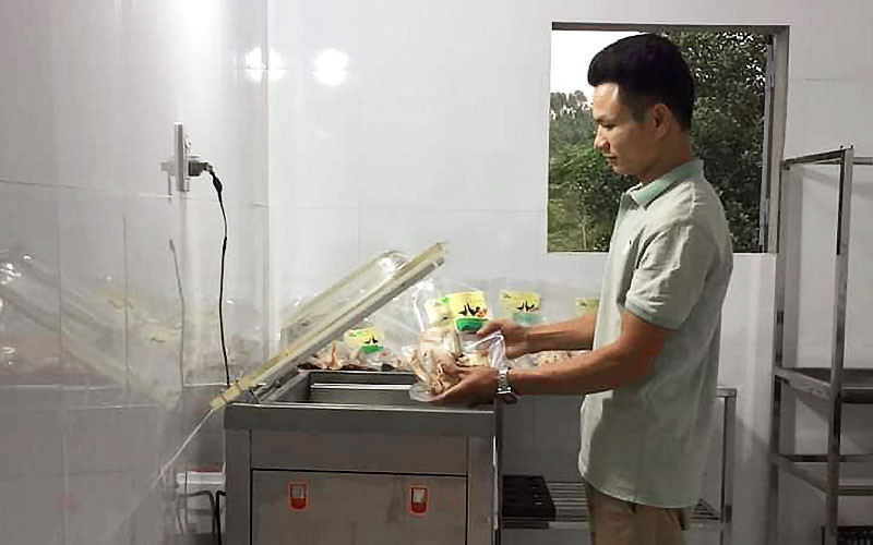 Nguyễn Văn Nhị miệt mài trong "phòng nghiên cứu", theo đuổi khát vọng làm giàu chính đáng với thực phẩm sạch.