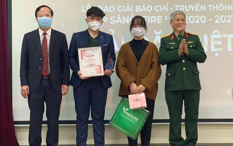 PGS, TS Mai Đức Ngọc - Chủ tịch Hội đồng trường Học viện Báo chí và Tuyên truyền và Đại tá, nhà báo Đỗ Phú Thọ - Phó tổng biên tập Báo Quân đội nhân dân trao giải đặc biệt cho nhóm tác giả đoạt giải. (Ảnh: BTC)