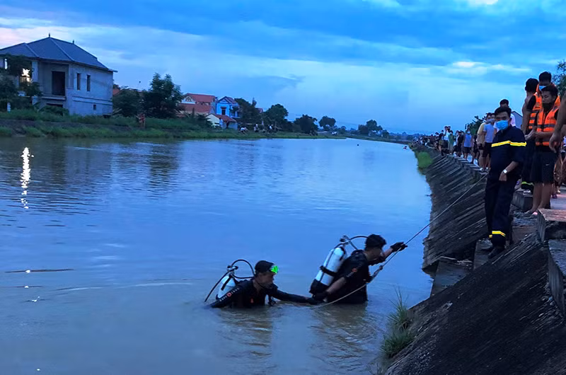 Lực lượng chuyên nghiệp tìm các nạn nhân mất tích trên kênh chiều 12/8.