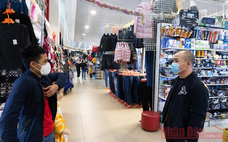 Người Việt tại chợ Ostuzheva 47 đeo khẩu trang chống dịch. (Ảnh: THANH THỂ)