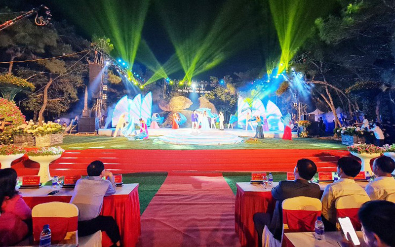 Một tiết mục trong Lễ hội tình yêu - hòn Trống Mái.