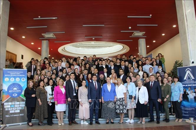 Các đại biểu tham dự diễn đàn chụp ảnh lưu niệm. (Ảnh: Duy Trinh/TTXVN)