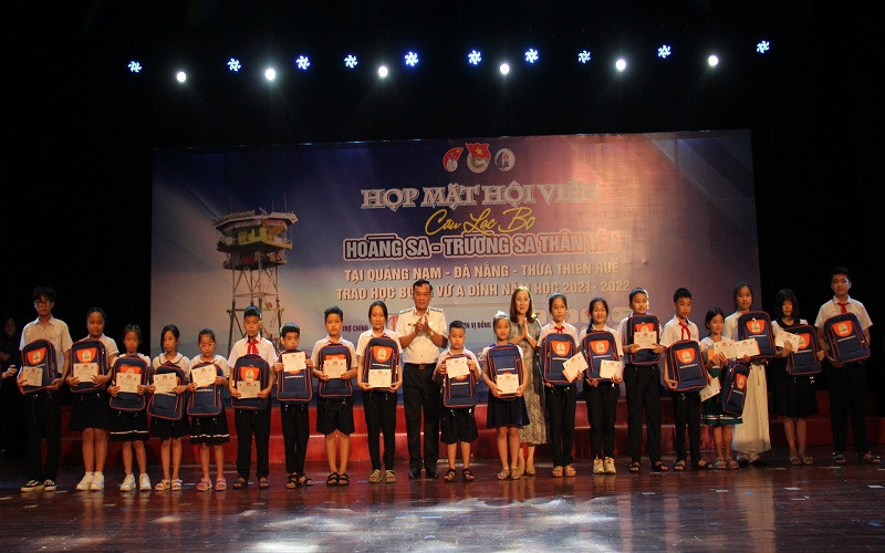 Các em học sinh con em lực lượng Hải quân vùng 3 nhận học bổng Vừ A Dính.