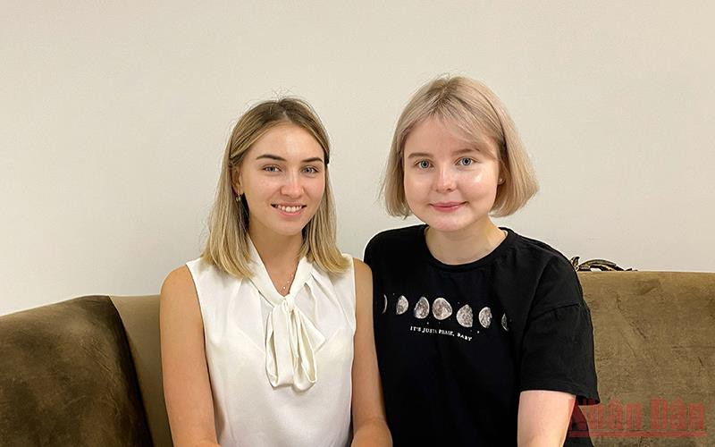 Yulia và Ekaterina (từ trái qua), hai cô gái Nga làm nhiệm vụ phiên dịch và hỗ trợ đoàn Việt Nam tại Army Games 2021.