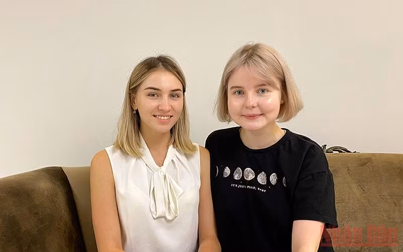 Yulia và Ekaterina (từ trái qua), hai cô gái Nga làm nhiệm vụ phiên dịch và hỗ trợ đoàn Việt Nam tại Army Games 2021.