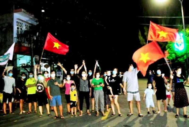 Người dân khu phố Mạc Thị Bưởi (thị trấn Nam Sách) phấn khởi khi được gỡ bỏ cách ly y tế, rạng sáng 14-9.