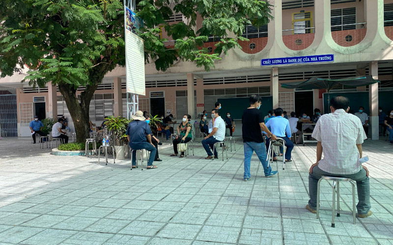 Người dân TP Long Xuyên tập trung chờ tiêm vaccine ngừa Covid-19.