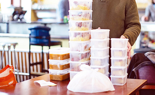 Covid-19 khiến lượng nhựa sử dụng một lần tăng cao, từ đồ bảo hộ tới bao bì nhựa.