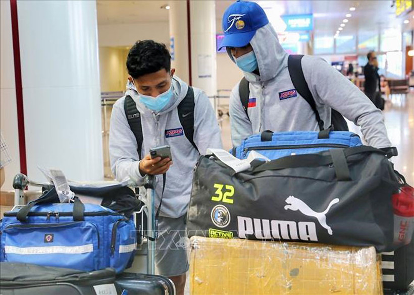Các cầu thủ U23 Philippines tại sân bay Nội Bài. 
