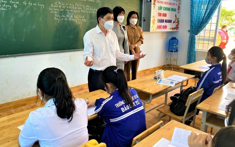 Giám đốc Sở Giáo dục và Đào tạo tỉnh Đắk Lắk Phạm Đăng Khoa kiểm tra công tác phòng, chống dịch tại các trường trung học cơ sở trên địa bàn TP Buôn Ma Thuột.