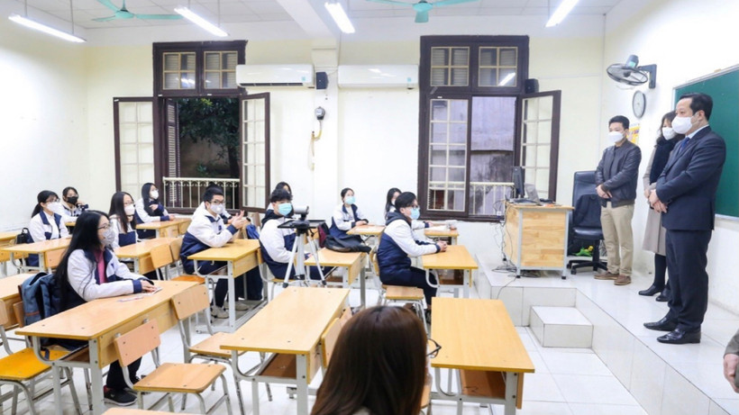 Đoàn công tác của Sở Giáo dục và Đào tạo Hà Nội đến kiểm tra và động viên học sinh Trường THPT Phan Đình Phùng. (Ảnh: TTXVN)